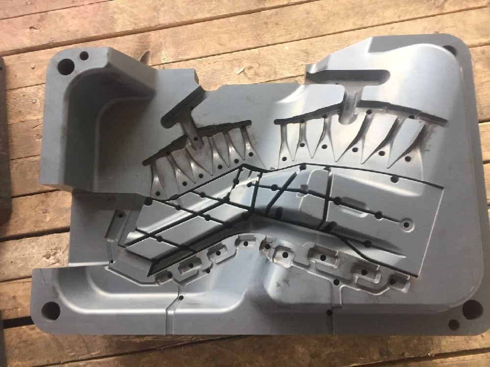 tr11對應(yīng)國內(nèi)牌號，skd12相當于國內(nèi)牌號